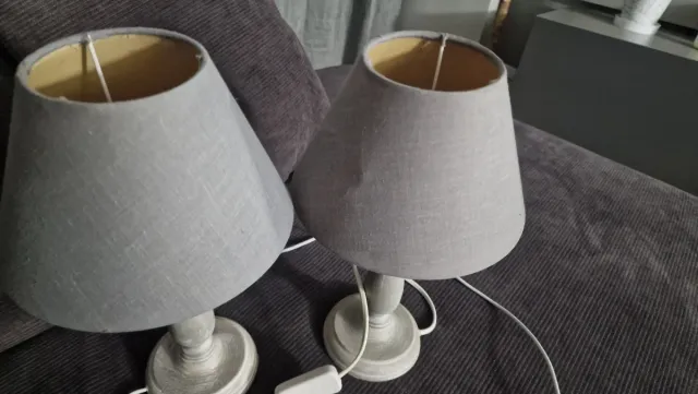 Lámpara de mesilla madera y pantalla gris tela