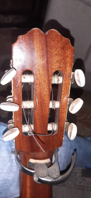 Guitarra Clásica Admira Sevilla con cejilla y púa