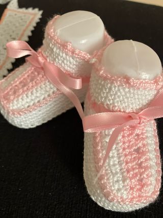 Conjunto babero y botitas Artesanales