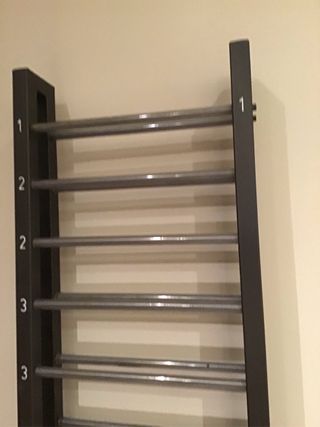 Soporte vertical para mancuernas de hierro fuerte.