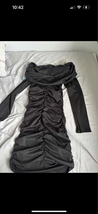 Vestido negro manga larga drapeado