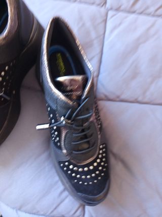 Zapatos Stonefly Negros y Dorados Mujer