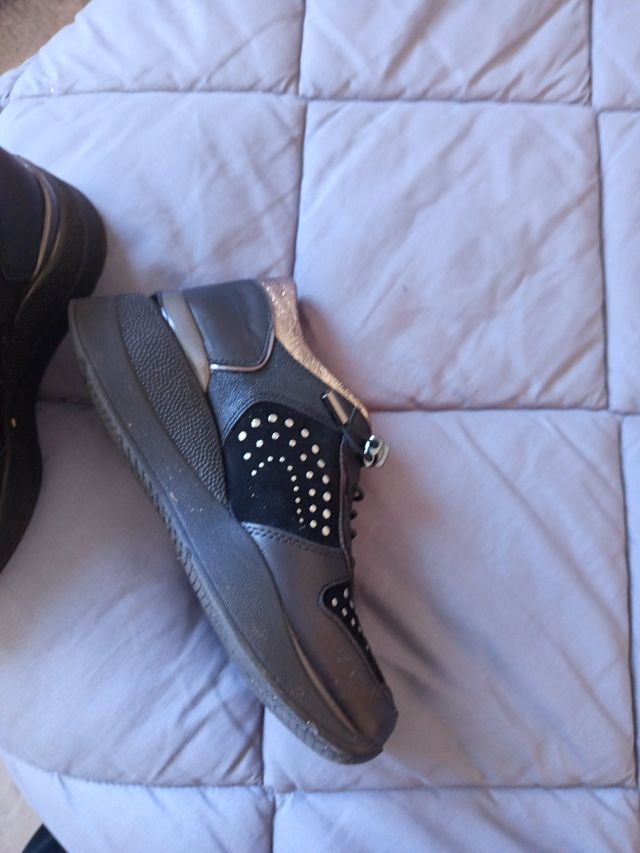 Zapatos Stonefly Negros y Dorados Mujer