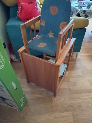 Trona de madera con asiento estampado