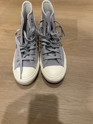 Deportivas Converse azules con tachuelas