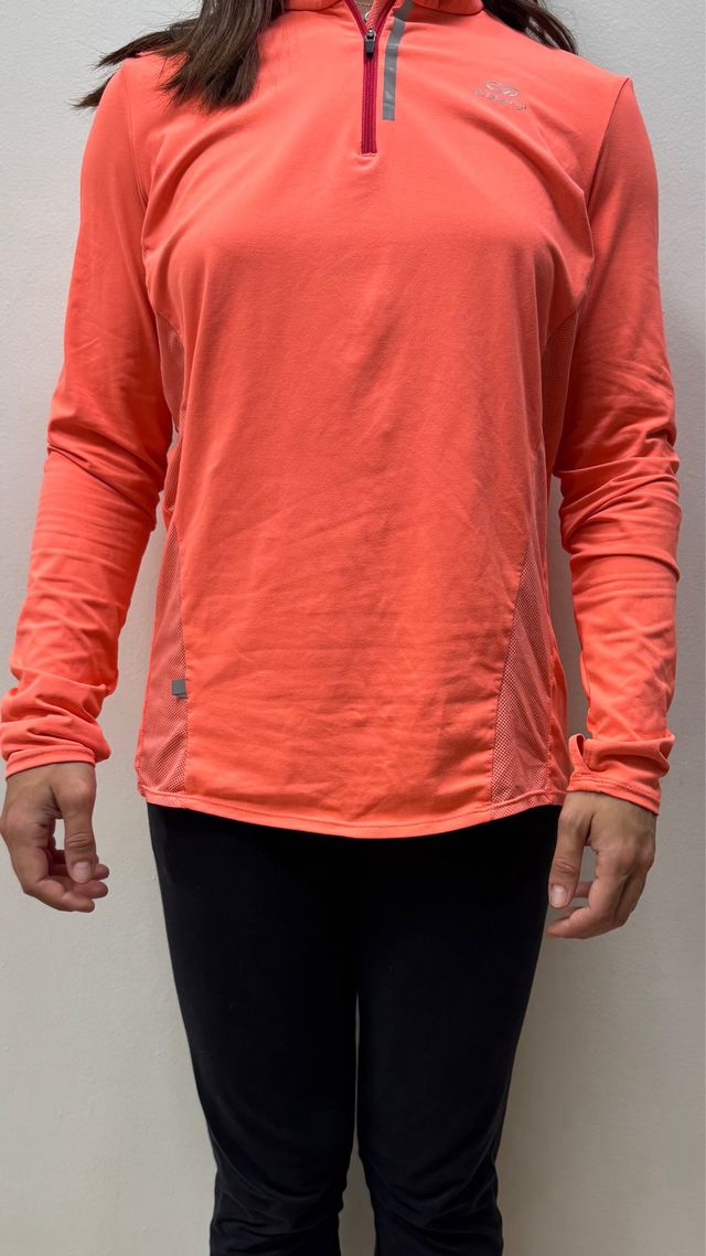 Jersey deportivo naranja y negro