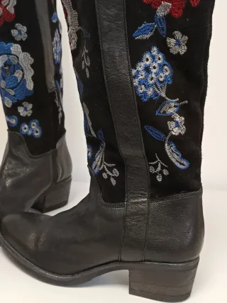 Botas negras bordadas