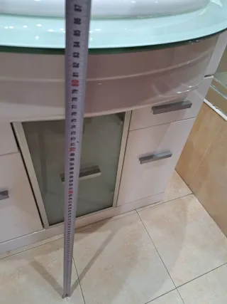 Mueble de baño blanco y cristal, con griferia.