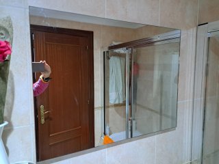 Mueble de baño blanco cristal + griferia y espejo.