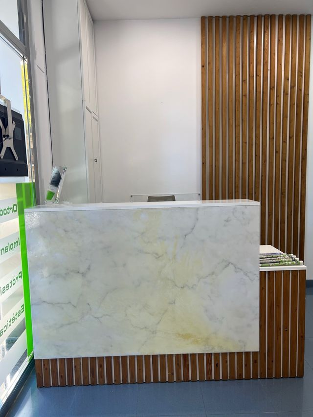 Mostrador de recepción de madera a medida