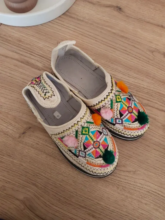 Zapatillas infantiles bordadas