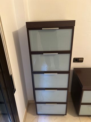 Cajonera de madera con puertas de cristal