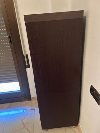 Cajonera de madera con puertas de cristal