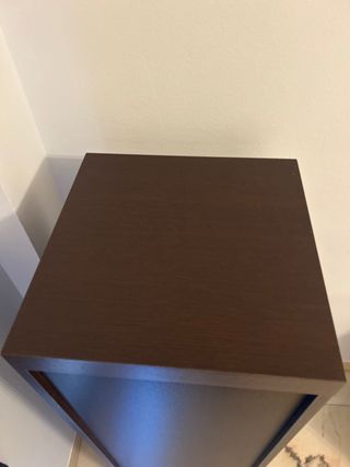 Cajonera de madera con puertas de cristal