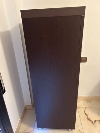 Cajonera de madera con puertas de cristal