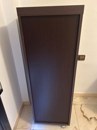 Cajonera de madera con puertas de cristal