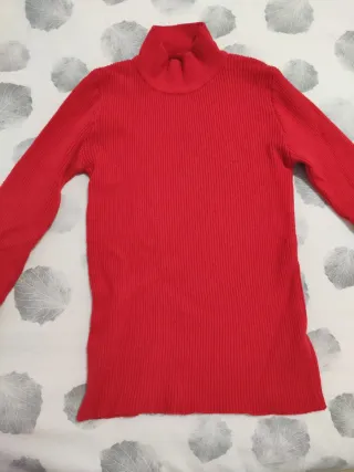 Jersey rojo de cuello alto para mujer