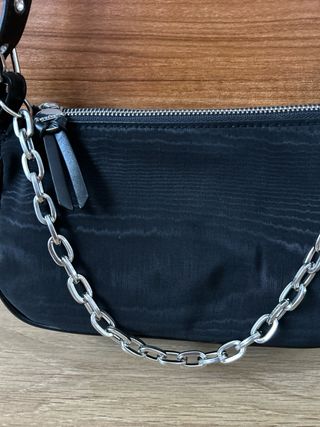 Bolso negro con cadena plateada