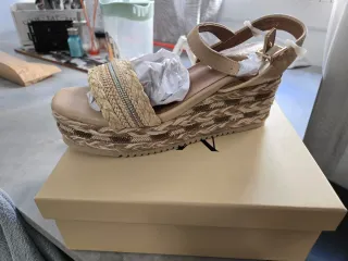 Sandalias cuña beige y doradas mujer
