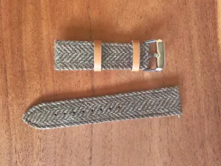 Correas textiles de 22mm negra y otra marrón.