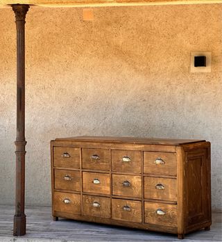 Pareja de mostradores antiguos. Cajonera de madera