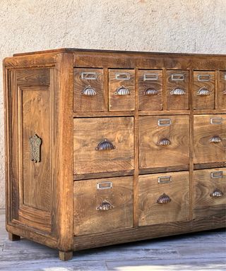 Pareja de mostradores antiguos. Cajonera de madera