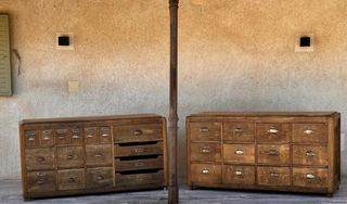 Pareja de mostradores antiguos. Cajonera de madera