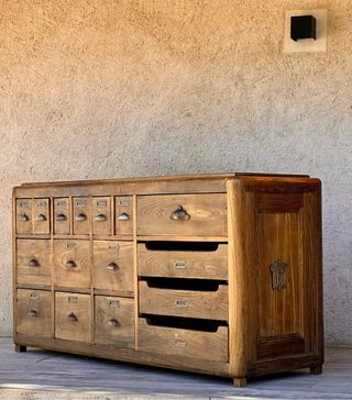 Pareja de mostradores antiguos. Cajonera de madera