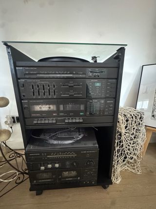 Equipo de música Grundig y Sharp