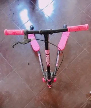 Patinete rosa en perfecto estado
