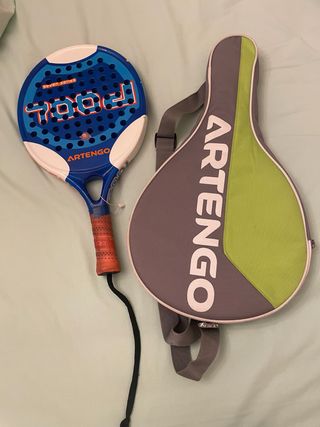 Pala de pádel y funda Artengo
