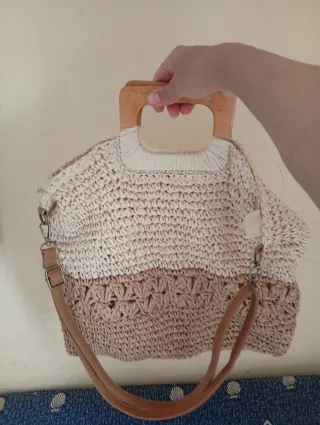 Bolso de mano de rafia con asas de madera