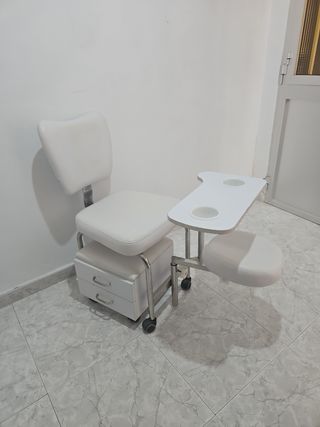 Silla de pedicura blanca con ruedas