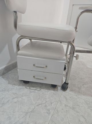 Silla de pedicura blanca con ruedas