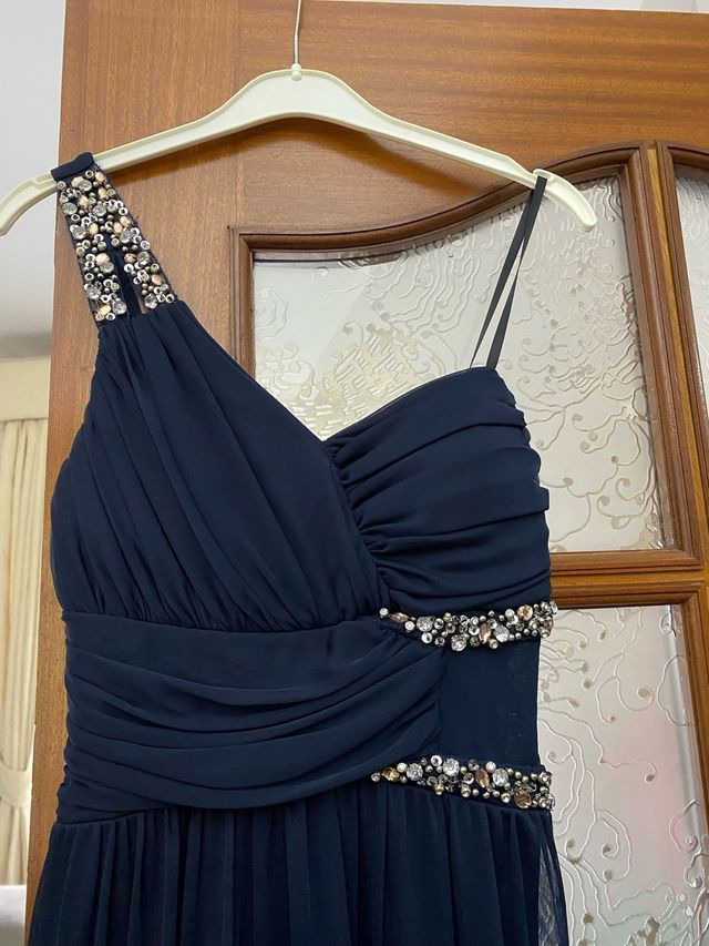 Vestido de fiesta azul con pedrería.