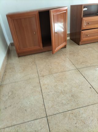 Armario de madera marrón