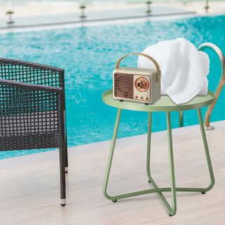 Tavolino da esterno rotondo in acciaio verde