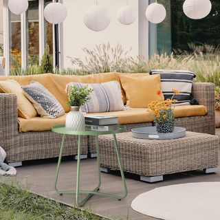 Tavolino da esterno rotondo in acciaio verde