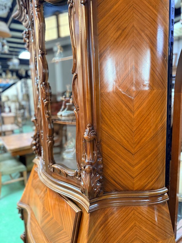 Mueble vitrina de madera con detalles dorados