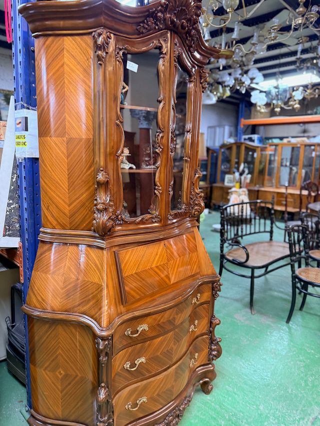 Mueble vitrina de madera con detalles dorados