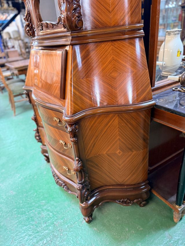 Mueble vitrina de madera con detalles dorados