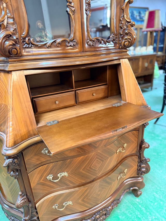 Mueble vitrina de madera con detalles dorados