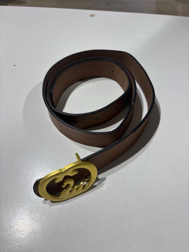 Cinturón marrón con hebilla dorada de cisne