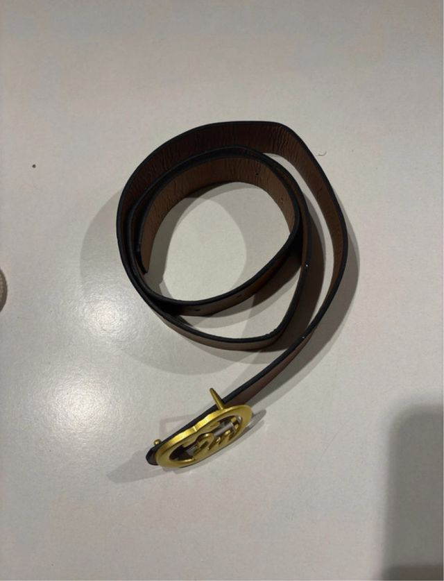 Cinturón marrón con hebilla dorada de cisne