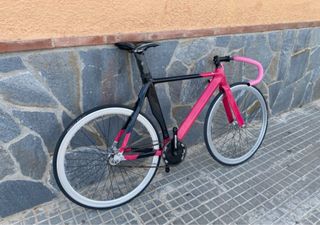 Bicicleta de Pista Rosa y Negra (Marca Isaac).