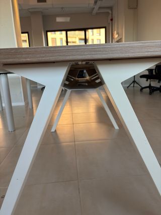 Mesa de oficina 1.20x1.60 con pasacables