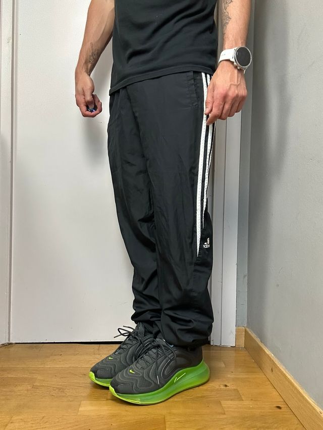 Logo Adidas Down 3 Stripes stampato in bianco e nero