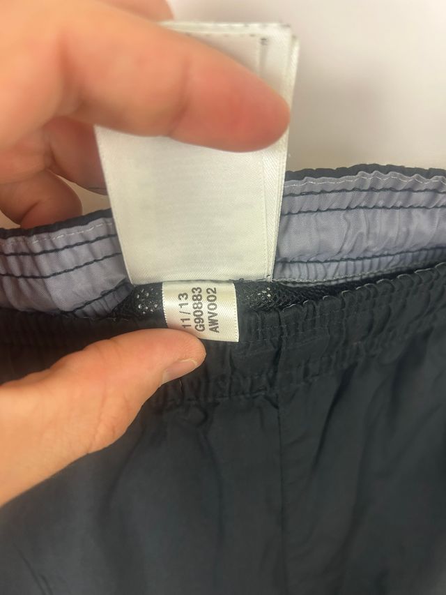 Logo Adidas Down 3 Stripes stampato in bianco e nero