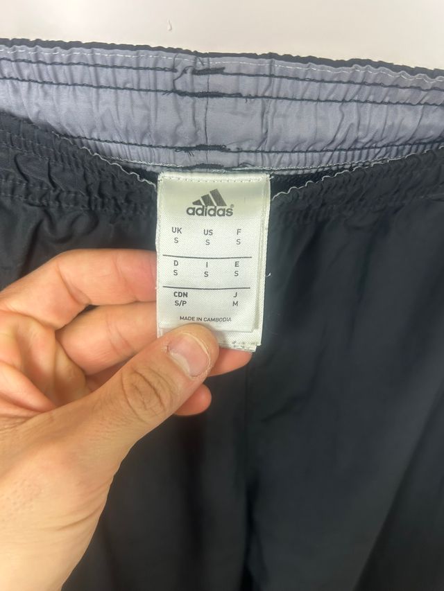 Logo Adidas Down 3 Stripes stampato in bianco e nero