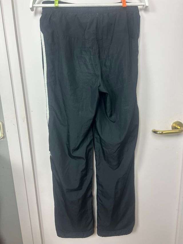 Logo Adidas Down 3 Stripes stampato in bianco e nero